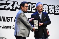 「第38回ベストジーニスト2021」受賞記念の盾を受け取る伊藤忠商事の代表取締役社長COO・石井敬太（左）。
