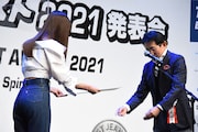 「第38回ベストジーニスト2021」表彰状を受け取る新木優子。