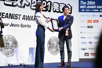 「第38回ベストジーニスト2021」受賞記念の盾を受け取る新木優子。