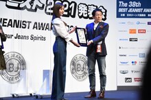 「第38回ベストジーニスト2021」受賞記念の盾を受け取る新木優子。