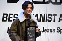 「第38回ベストジーニスト2021」受賞記念の盾を持つ永瀬廉（King & Prince）。