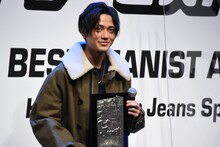 「第38回ベストジーニスト2021」受賞記念の盾を持つ永瀬廉（King & Prince）。