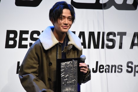 「第38回ベストジーニスト2021」受賞記念の盾を持つ永瀬廉（King & Prince）。