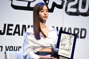 「第38回ベストジーニスト2021」受賞記念の盾を受け取った新木優子。