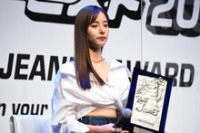 「第38回ベストジーニスト2021」受賞記念の盾を受け取った新木優子。