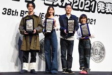 「第38回ベストジーニスト2021」受賞者。左から永瀬廉（King & Prince）、新木優子、東野幸治、林原めぐみ。