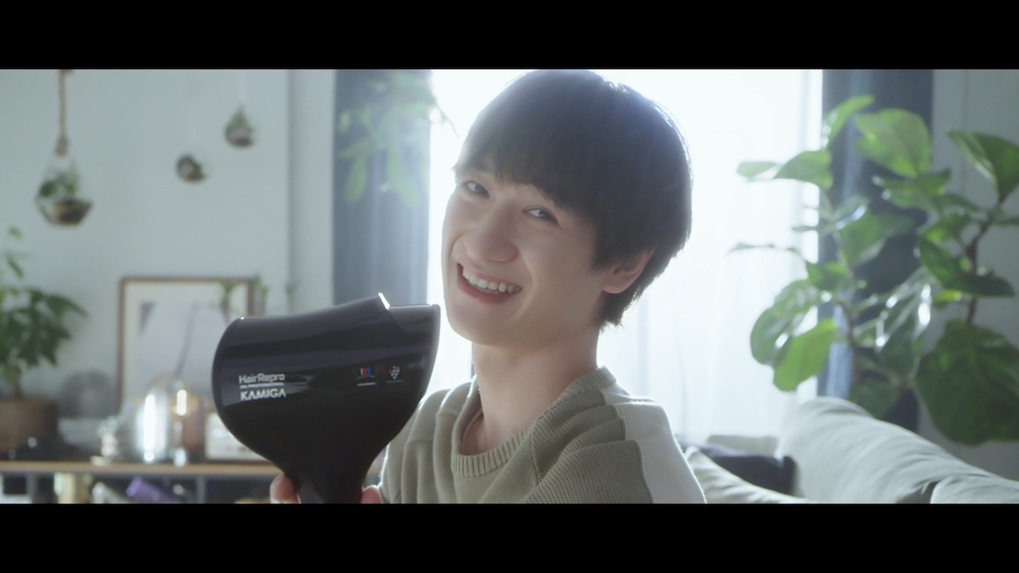 アデランスの新テレビCM「うるつや髪でいってらっしゃい」編より。