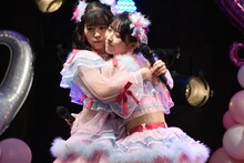 左から坂井仁香、小泉遥香。