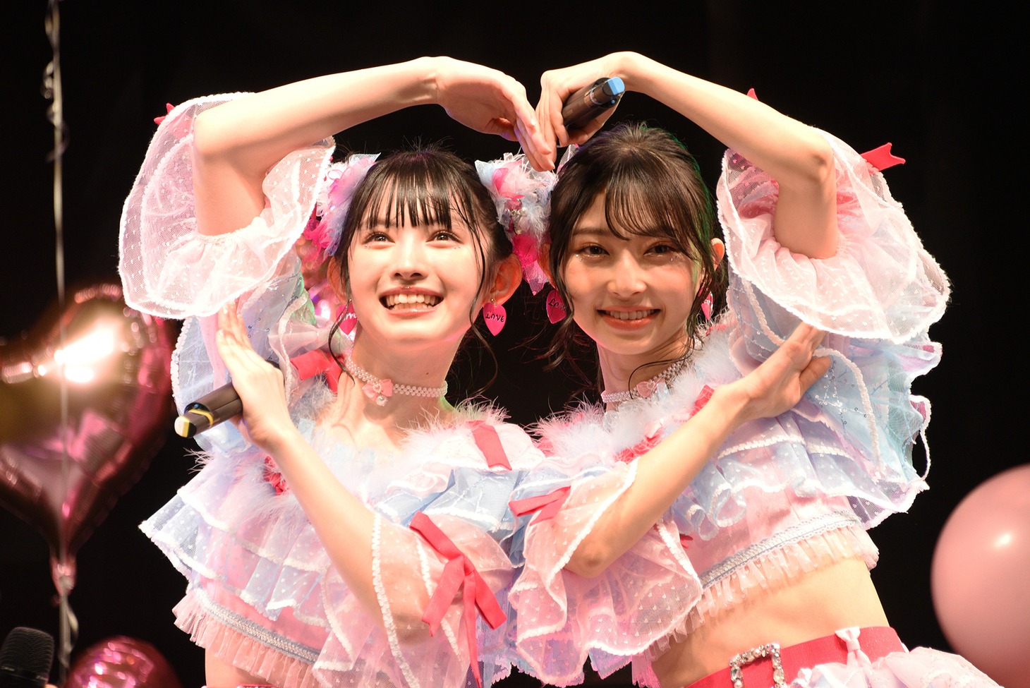 ハートを作る菅田愛貴と辻野かなみ。