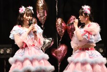 左から坂井仁香、小泉遥香。