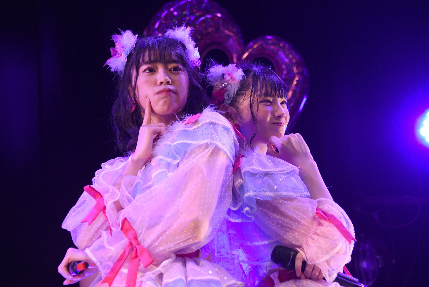 左から坂井仁香、菅田愛貴。