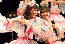 左から坂井仁香、辻野かなみ。