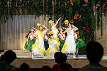 フィロソフィーのダンスとフラガールによるパフォーマンスの様子。（photo by SHOKO ISHIZAKI［THINGS.］）