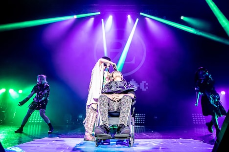 トギー(BiS)に頭を刈られるWACK代表・渡辺淳之介。(Photo by Masayo)