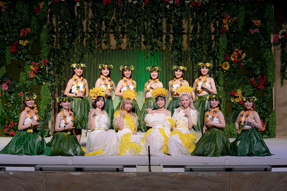 フィロソフィーのダンスとフラガールたち。（photo by SHOKO ISHIZAKI［THINGS.］）