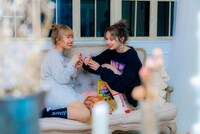 左から日向ハル、藤城アンナ。