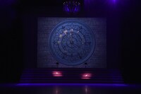 ガラスの靴が置かれた千葉・舞浜アンフィシアターのステージ。