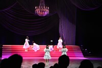 ガラスの靴を拾う村星りじゅ、茜空、芹澤もあ、川瀬あやめ。