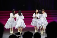 ガラスの靴を受け取る結城りな、葵るり。