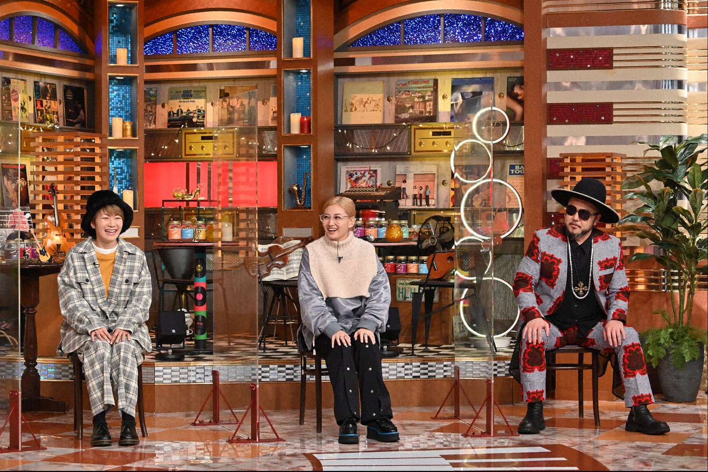 左から福岡晃子、佐藤千亜妃、社長（SOIL&“PIMP”SESSIONS）。(c)テレビ朝日