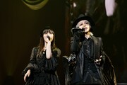 左から玉置成実、HYDE。