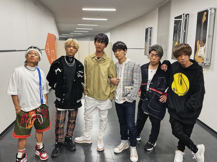 今夜の「バズリズム02」はUverworld、Creepy Nuts、アイナ出演「バズリズムLive」に密着 - 音楽ナタリー