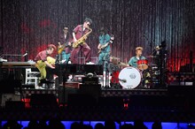 「ユニコーンツアー2021『ドライブしようよ』」東京・日本武道館公演の様子。（撮影：三浦憲治［ライトサム］）