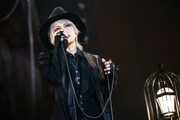 HYDEソロ20周年の集大成「黑ミサ」和歌山公演で故郷への思いを歌う