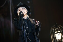 HYDEソロ20周年の集大成「黑ミサ」和歌山公演で故郷への思いを歌う