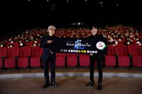 左から堤幸彦監督、櫻井翔。(c)2021 J Storm Inc.