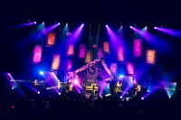 「AiNA THE END Solo Tour "THE ZOMBIE"」オリックス劇場公演の様子。