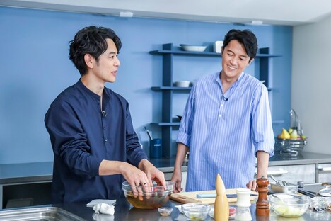 左から妻夫木聡、福山雅治。