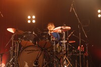 宮澤あかり（Dr）（Photo by Momo Angela）