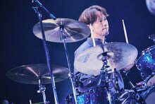 伊地知潔（Dr）（撮影：山川哲矢）