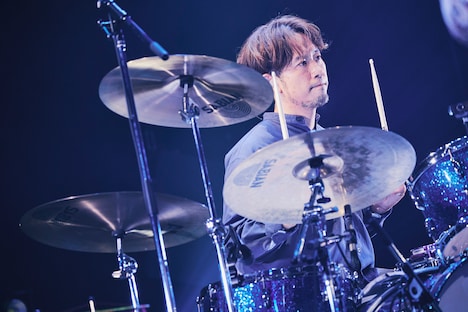 伊地知潔（Dr）（撮影：山川哲矢）