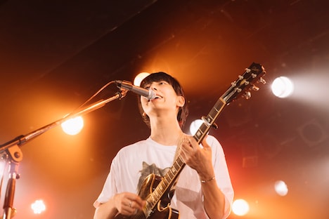 松本ユウ（Vo, G）（Photo by Momo Angela）