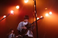 松本ユウ（Vo, G）（Photo by Momo Angela）