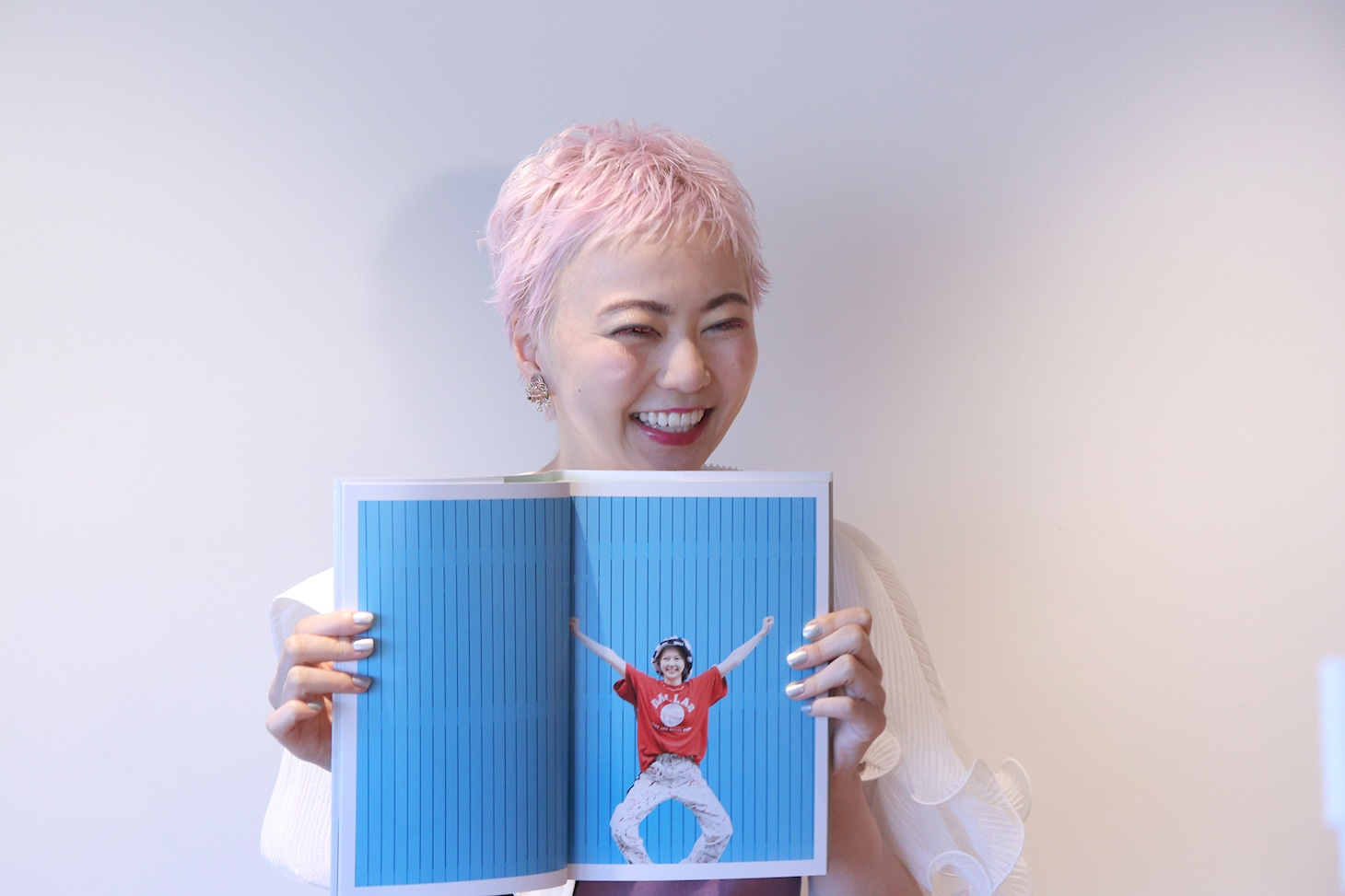 お気に入りカットを紹介する安本彩花。(c)SDP