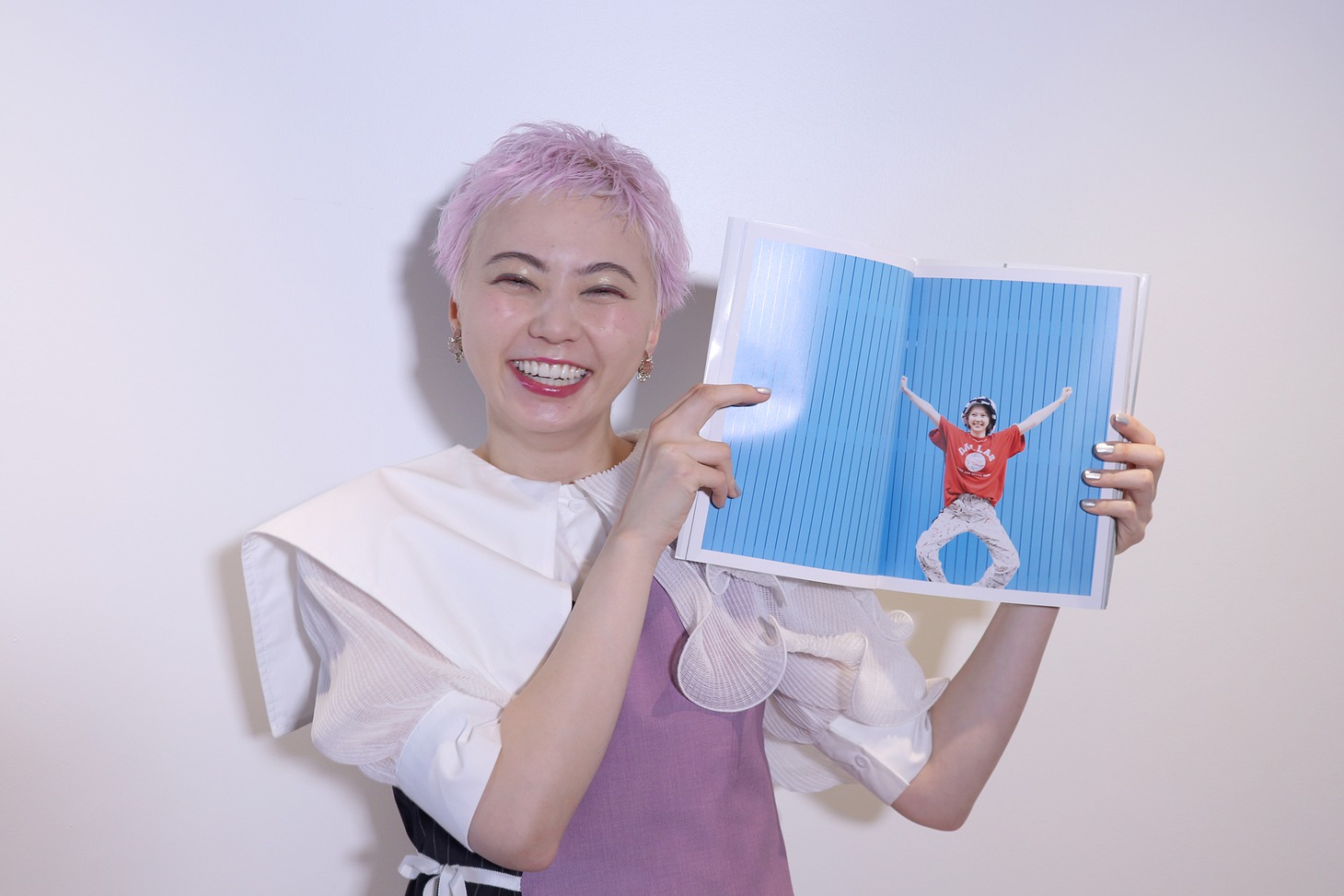 お気に入りカットを紹介する安本彩花。(c)SDP