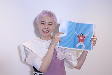 お気に入りカットを紹介する安本彩花。(c)SDP