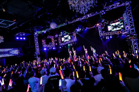 「明後日の方向へ走れ」を歌うアメフラっシ。（撮影：笹森健一）