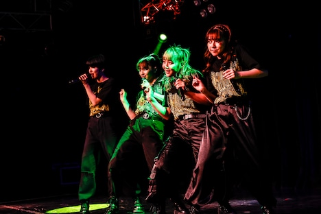 ダブルアンコールで「DISCO-TRAIN」を披露するアメフラっシ。（撮影：笹森健一）