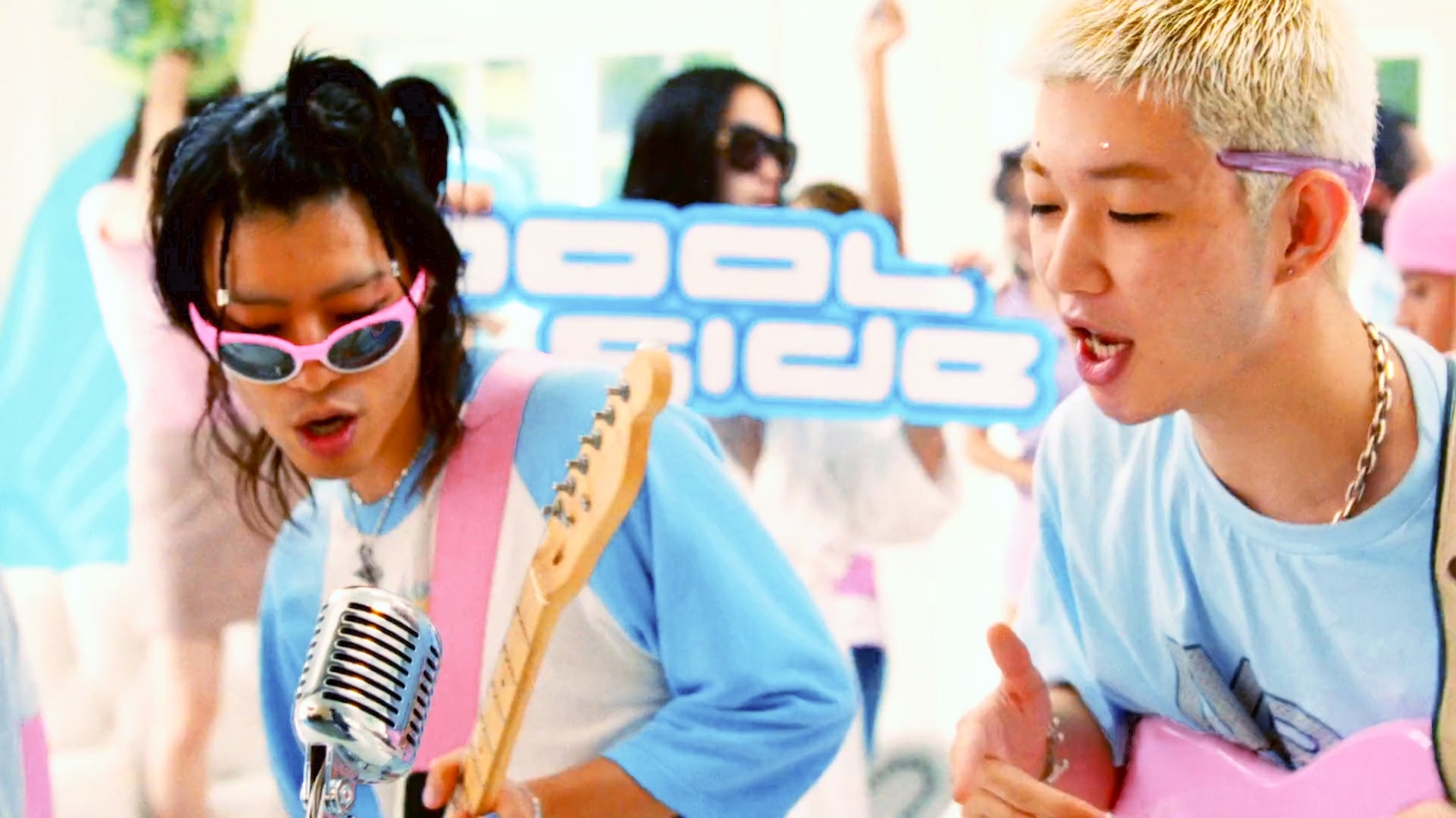 Mall Boyz「POOL SIDE」ミュージックビデオのサムネイル。