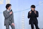 左から松本潤（嵐）、岡田准一。（画像提供：NHK）
