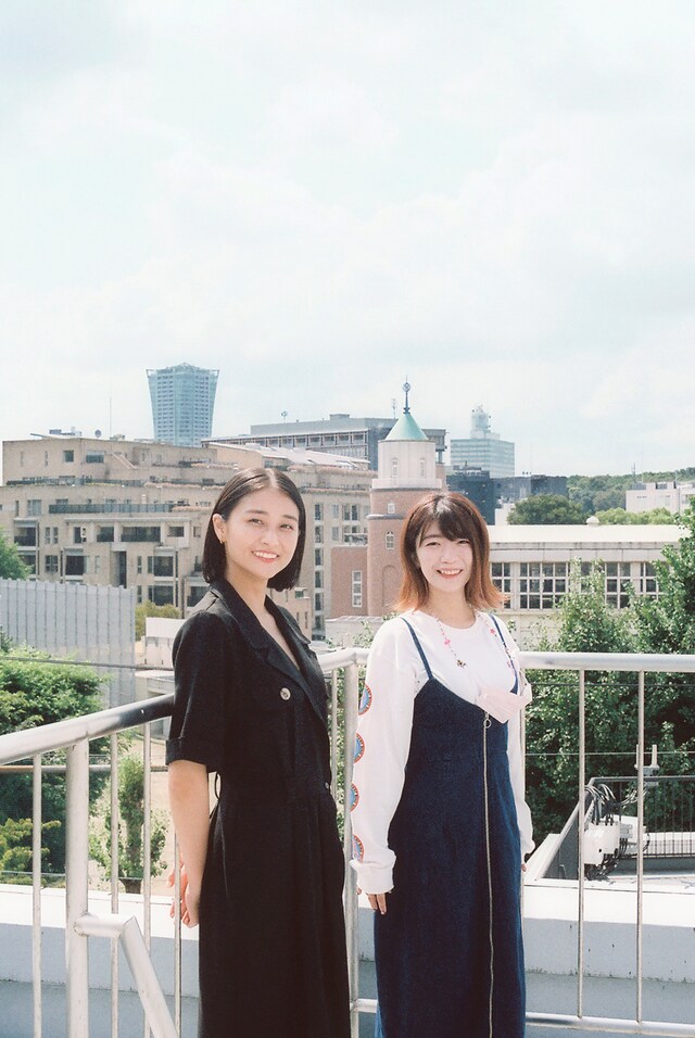 左から和田彩花、ぱいぱいでか美。