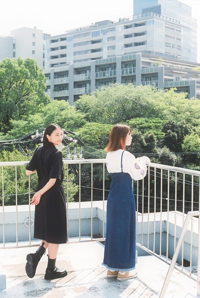 左から和田彩花、ぱいぱいでか美。