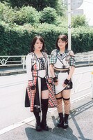 左から鈴木芽生菜、関根梓（ともにアップアップガールズ（仮））。