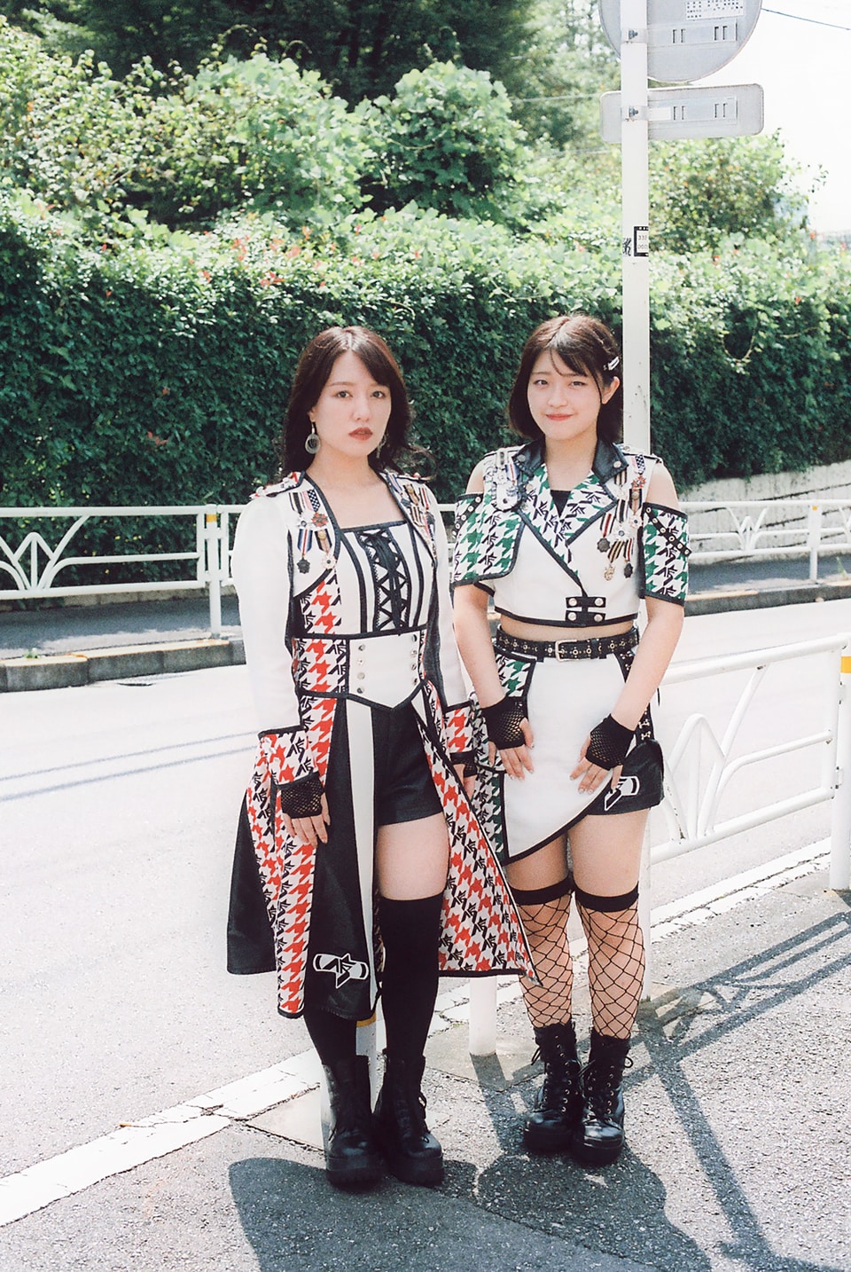 左から鈴木芽生菜、関根梓（ともにアップアップガールズ（仮））。