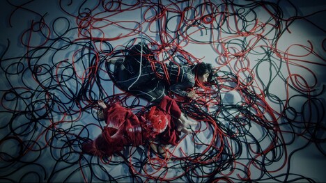 ニイマリコ「A.N.G.E.L feat. 川本真琴」ミュージックビデオより。