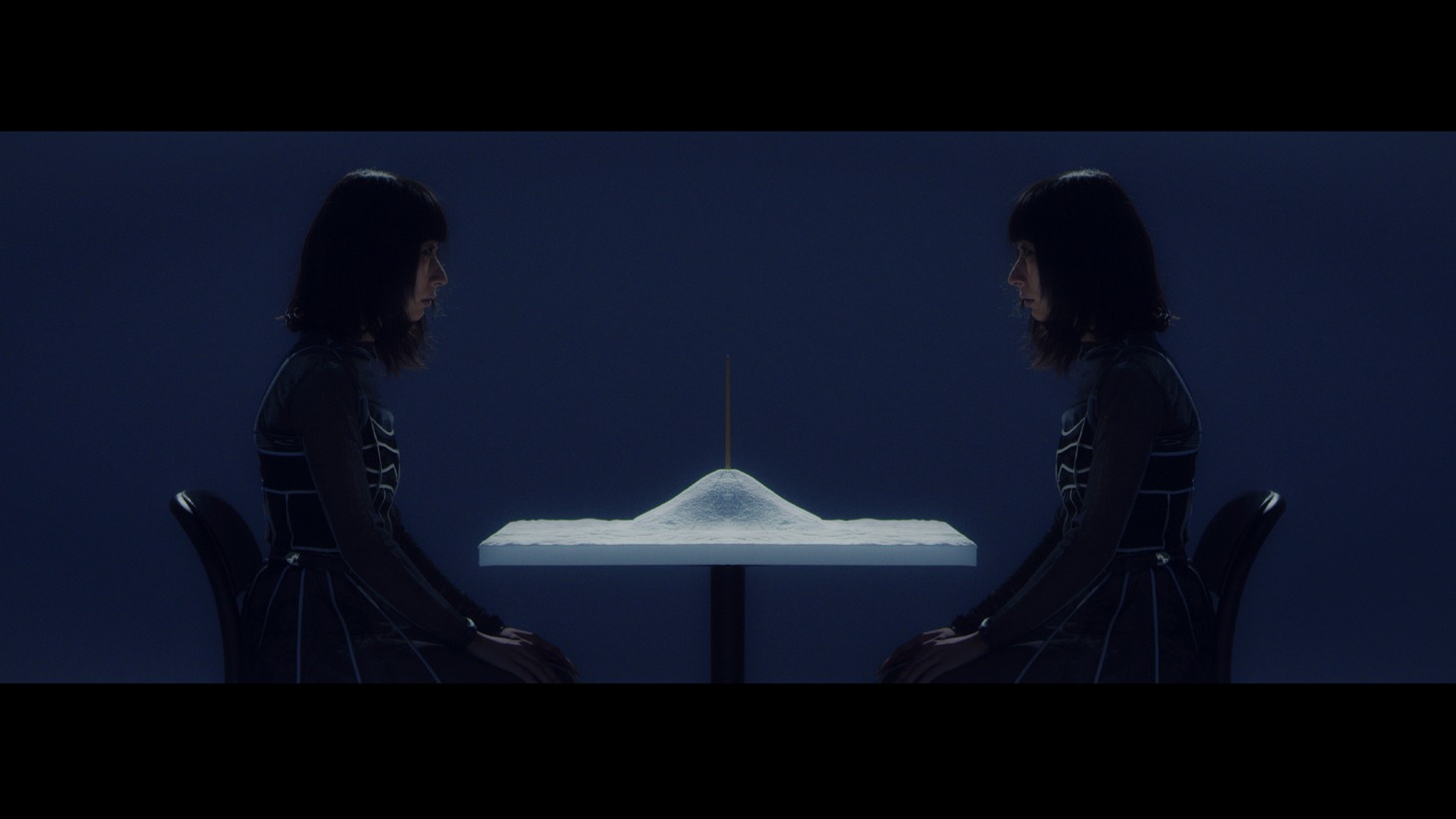 ニイマリコ「A.N.G.E.L feat. 川本真琴」ミュージックビデオより。